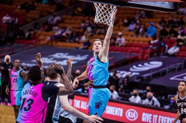 替补回暖热火赛季双杀马刺 阿德巴约：继续向前冲